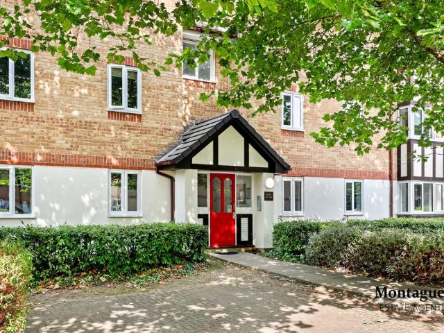 Flat for sale in Ivy Chimneys, Epping