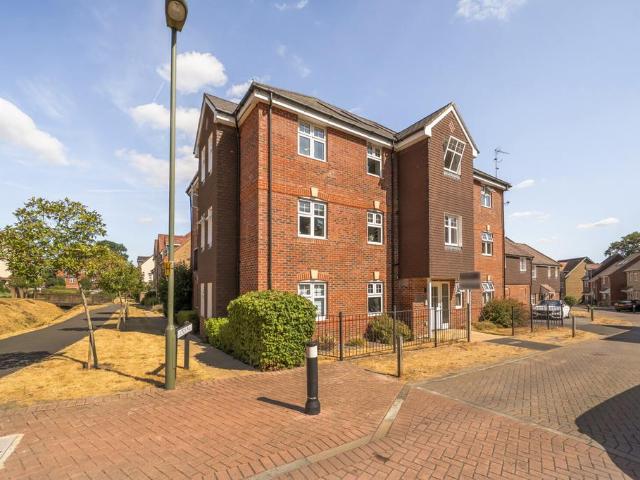 Flat for sale in Heol-las, Surrey
