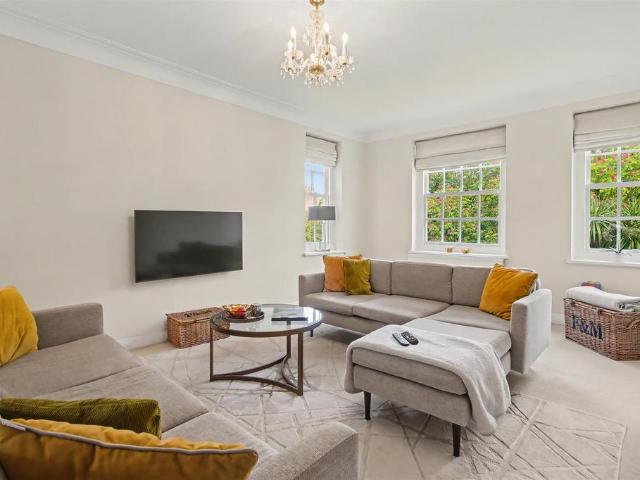 Flat for sale in Belsize Park, Greater London