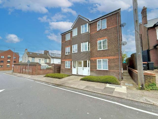 Flat for sale in Dunstable, Bedfordshire