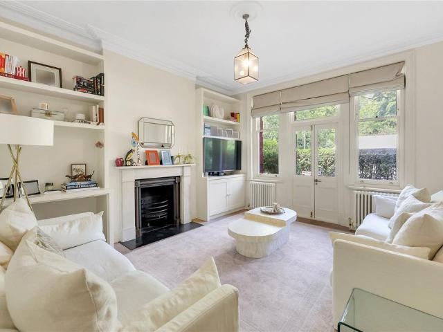 Flat for sale in Clapham Junction, Greater London