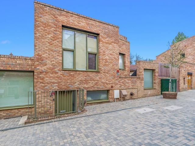 Flat for sale in Temple Fortune, Greater London