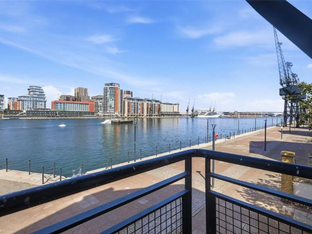 Flat for sale in Silvertown, Greater London