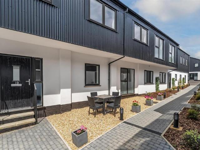 Flat for sale in Rose Hill, Pachesham Park