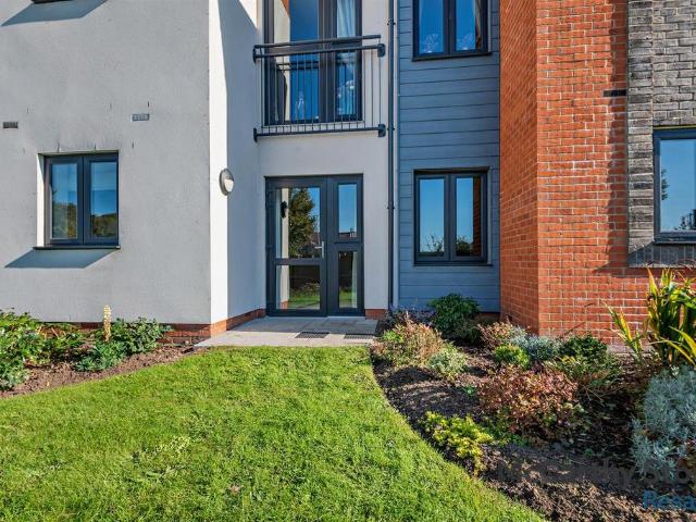 Flat for sale in Hounsome Fields, Priest Down