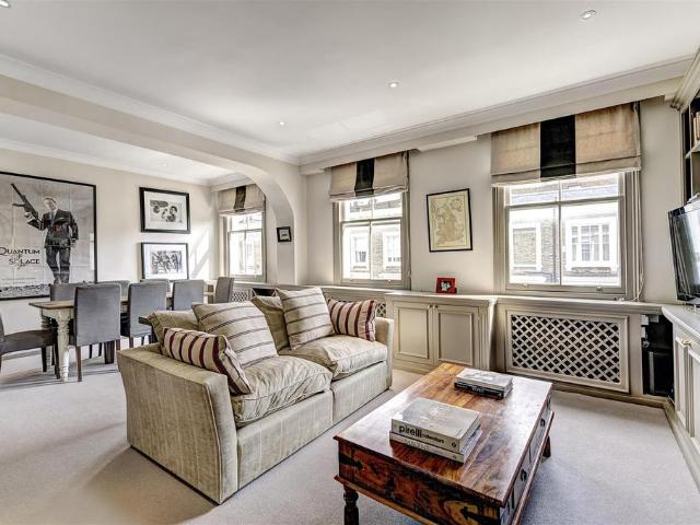 Flat for sale in Earl's Court, Greater London