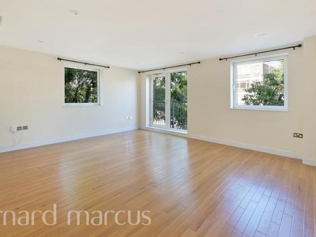 Flat for sale in Surbiton, Greater London