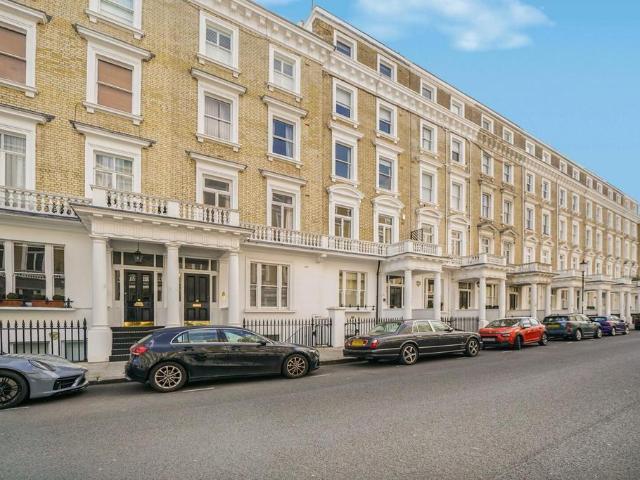 Flat for sale in Earl's Court, Greater London
