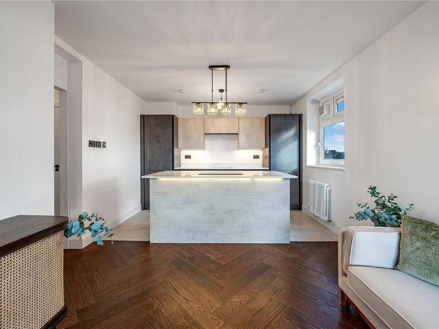 Flat for sale in Furzedown, Greater London