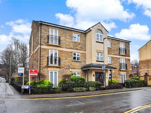 Flat for sale in Farsley, West Yorkshire