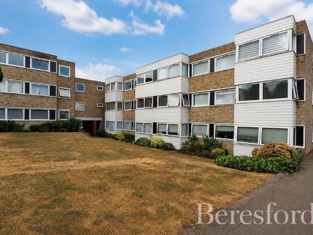 Flat for sale in Upminster, Greater London