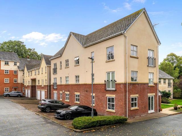 Flat for sale in Dunscar, Bolton