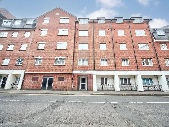 Flat for sale in Spring Park, Luton