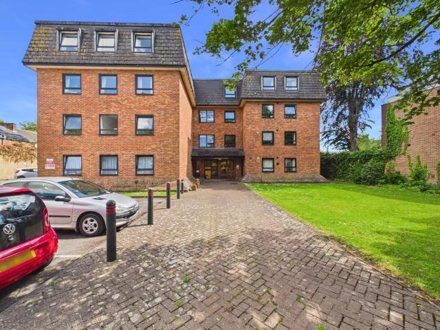 Flat for sale in Wotton, Gloucester