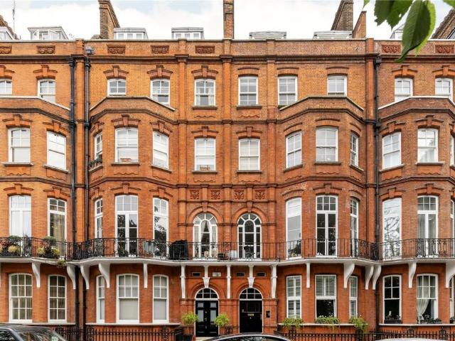 Flat for sale in South Kensington, Greater London