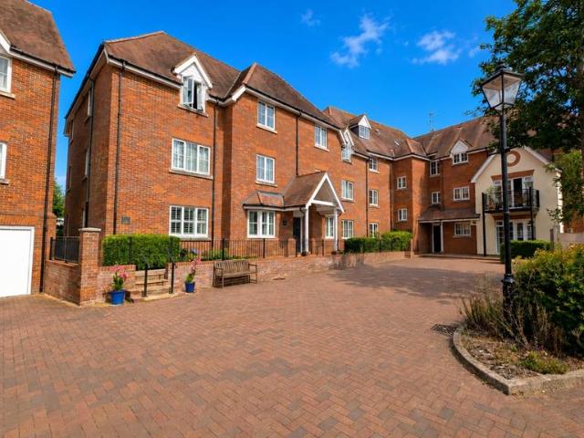 Flat for sale in Buckingham, Buckinghamshire