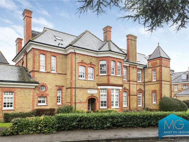 Flat for sale in Southgate, Greater London