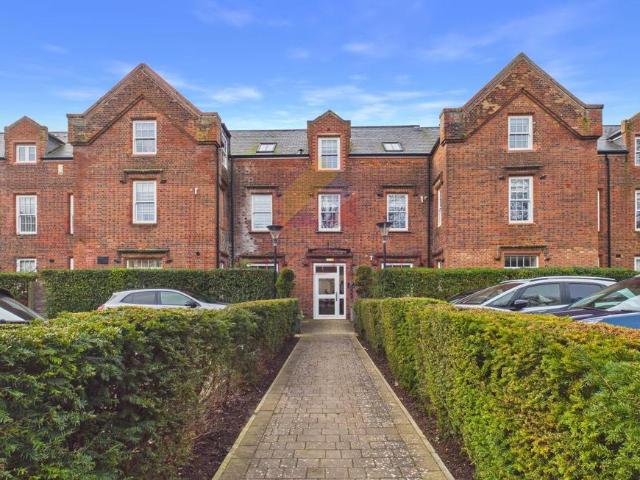 Flat for sale in Sudbury, Chelmondiston