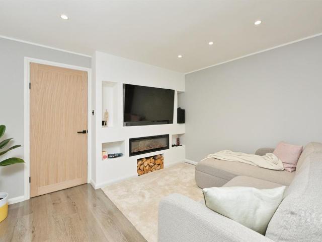 Flat for sale in Queen's Park, Northampton
