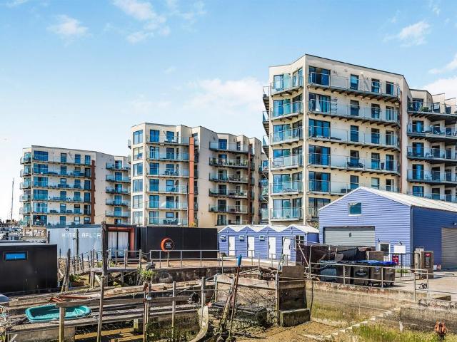 Flat for sale in Fishersgate, West Sussex