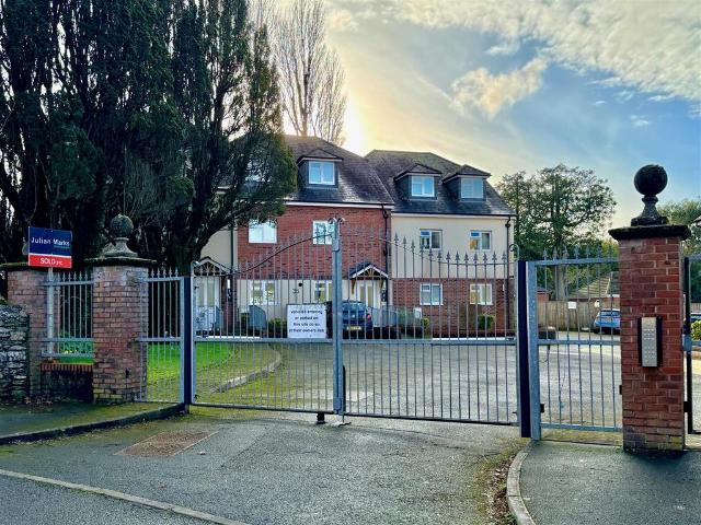 Flat for sale in Staddiscombe, Mount Wise