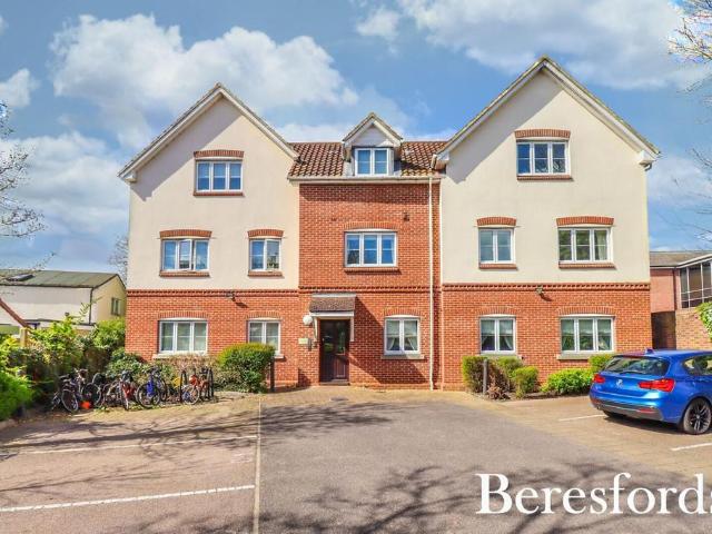 Flat for sale in Upminster, Greater London