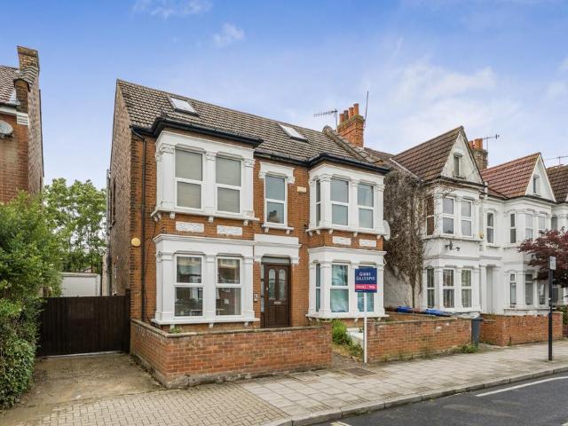 Flat for sale in Lane, Greater London