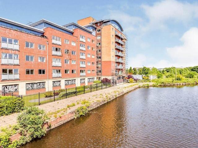 Flat for sale in Belle Isle, West Yorkshire
