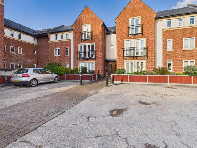 Flat for sale in Amersham
