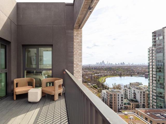 Flat for sale in Woodberry Down, Stamford Hill