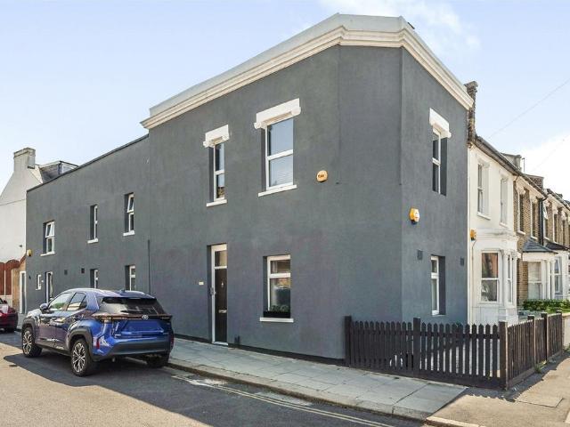 Flat for sale in East Dulwich, Greater London