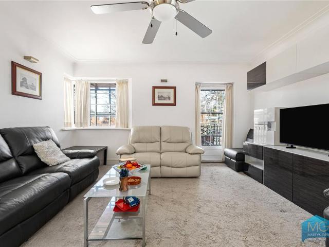 Flat for sale in Hendon, Greater London