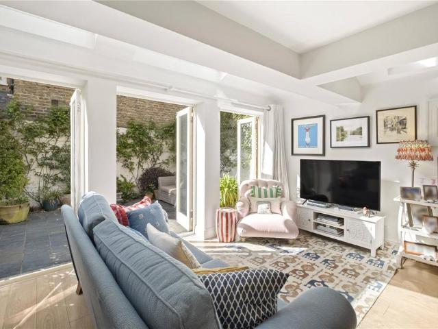 Flat for sale in Clapham Junction, Greater London