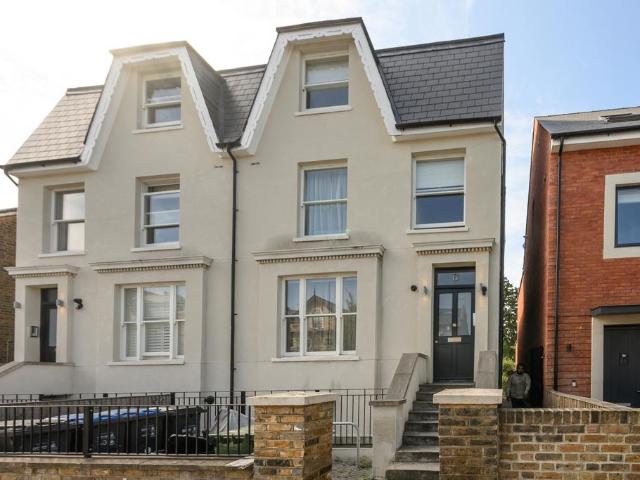 Flat for sale in London Borough of Merton, South Wimbledon