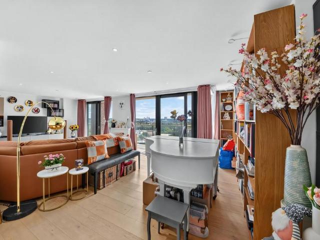 Flat for sale in Isle Of Dogs, Greater London