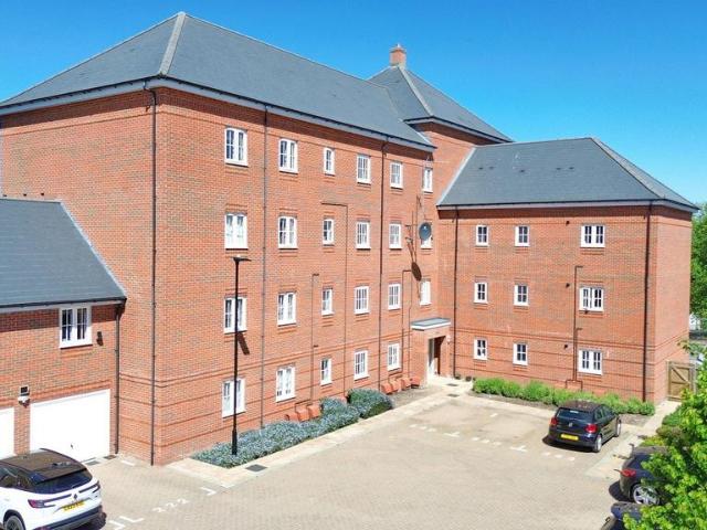 Flat for sale in Aldershot, Hampshire