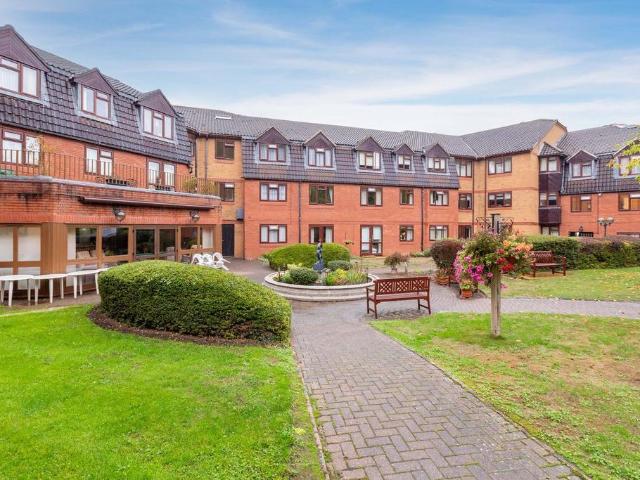 Flat for sale in Bray Wick, Maidenhead