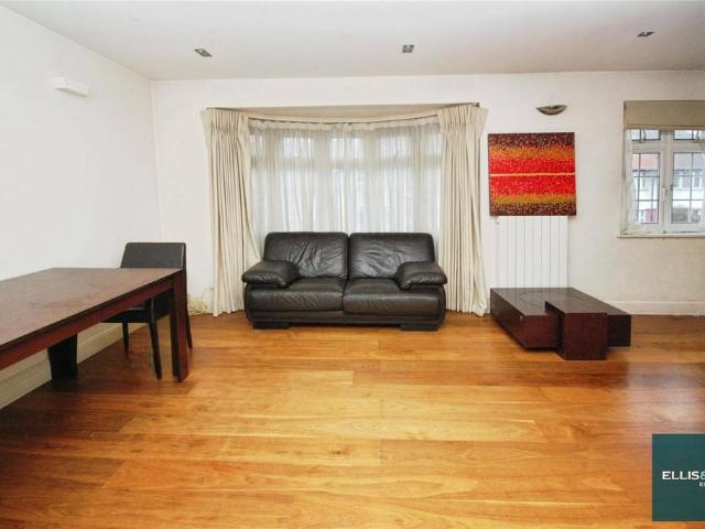Flat for sale in Temple Fortune, Greater London