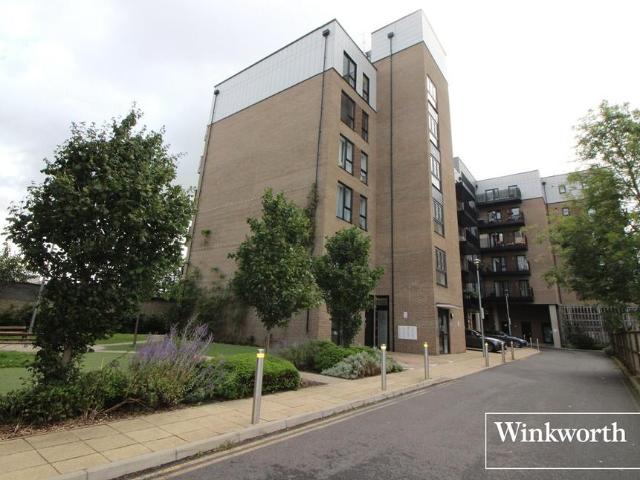 Flat for sale in Elstree and Borehamwood, Borehamwood