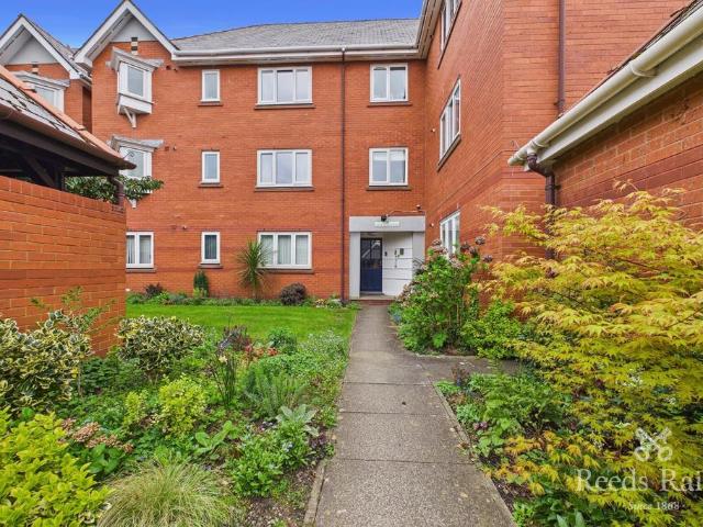 Flat for sale in Salford Quays, Salford