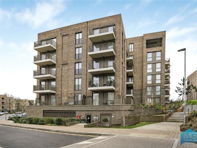 Flat for sale in Mill Hill, Greater London