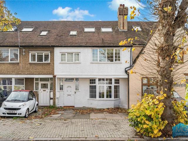 Flat for sale in Mill Hill, Greater London
