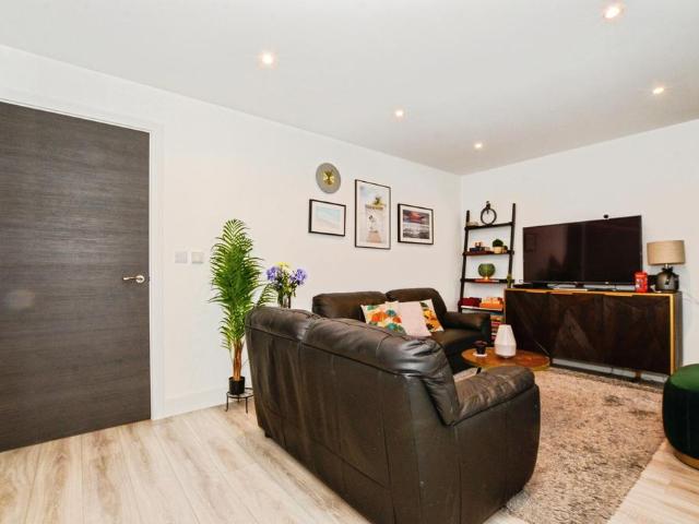 Flat for sale in Wealdstone, Greater London