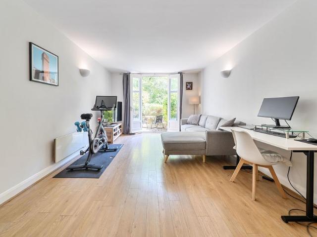 Flat for sale in Old Ford, Bow