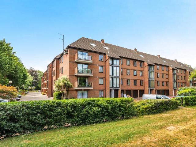 Flat for sale in Eastcote, Greater London