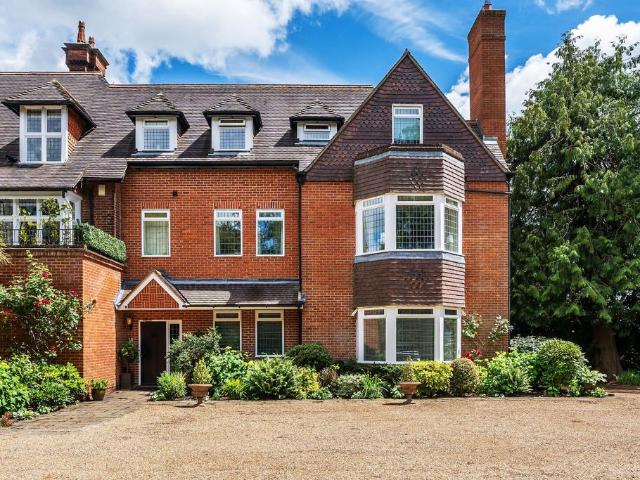 Flat for sale in Four Elms, The Butts
