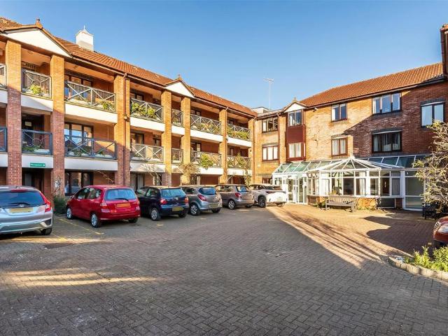 Flat for sale in Oxted, Hillview