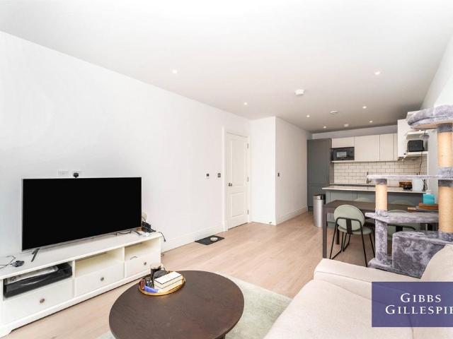 Flat for sale in London Borough of Ealing, Greater London