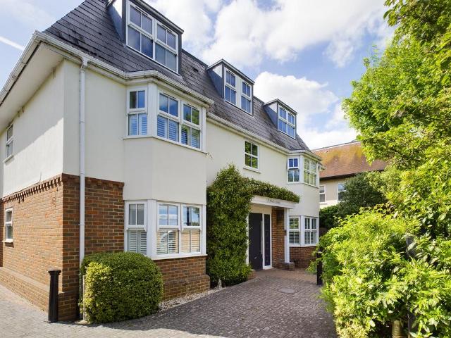 Flat for sale in Row Town, Surrey