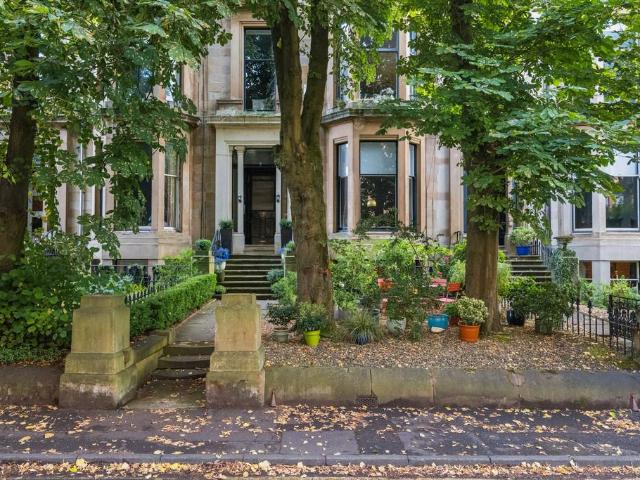 Flat for sale in Hyndland, Scotland